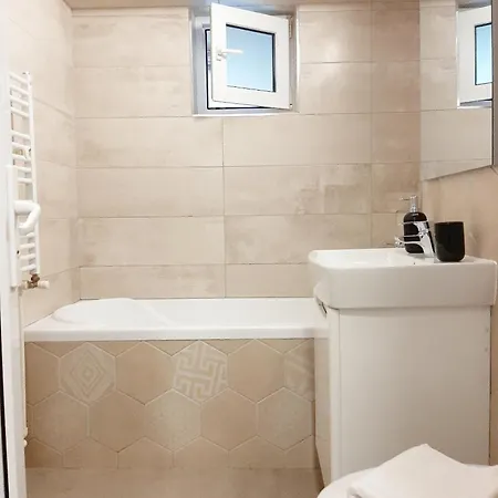 Cezar Faleza-nord Constanta-plaja Reyna Apartment